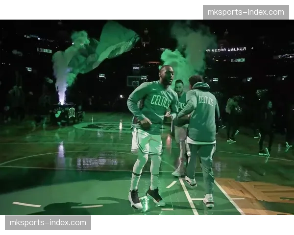 终场哨响，冰岛老将阿尔特·格维兹永松跪地亲吻主场地板