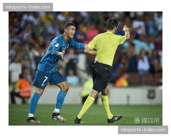 裁判组观看VAR回放5分钟,最终维持原判 裁判组观看VAR回放5分钟,最终维持原判